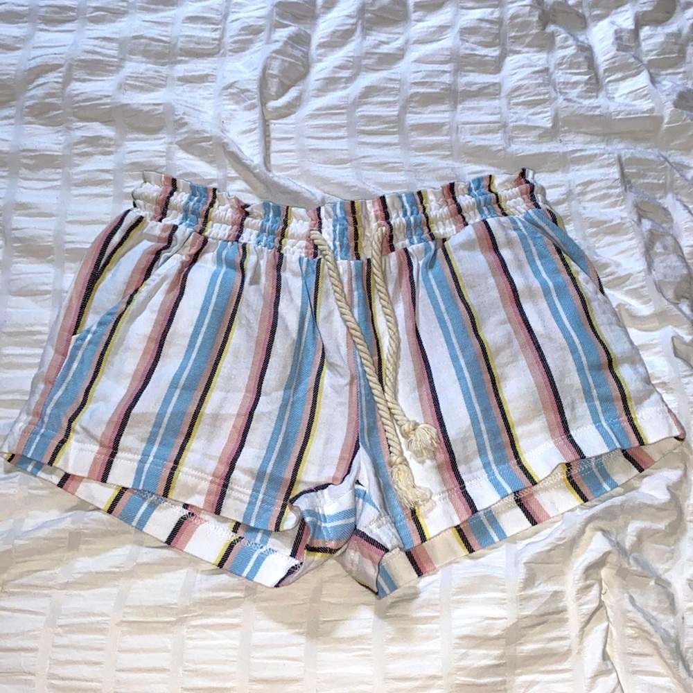 Colors: White, Blue, Pink, Yellow, Black, Peach. Cream/Tan colored ropes as ties